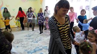 Танец с мамами в детском саду "Хоровод друзей"