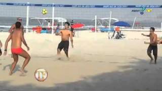 Caio Castro é atacado pela mulherada na praia