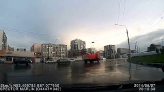 07.08.2014 ВсеДТП Водитель ПАЗика не успел затормозить на мокром асфальте и смел попутку