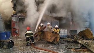Тонны "горючки" полыхают на складе. Real video