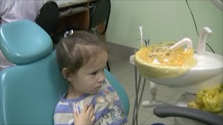 Ребенок у стоматолога. Идем делать герметизацию зубов.
