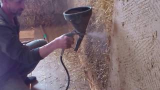 Самодельный штукатурник в работе. Набрызг.