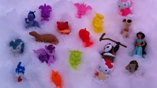 Стикизы на липучках и другие игрушки из Киндер Сюрприз в снегу. Ищем сюрпризы Стикиз на русском.