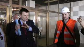 ALOJZ HLINA -  PROTEST - S BAGROM PRED PARLAMENT