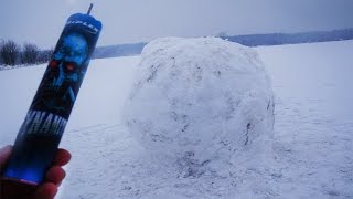 БОЛЬШОЙ СНЕЖНЫЙ КОМ VS МОЩНАЯ ПЕТАРДА
