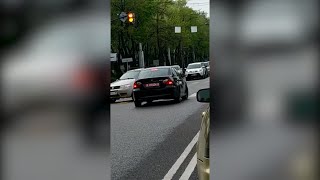 Авто с дипномерами стояло на встречной полосе на перекрестке в Бишкеке. Видео