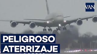 Las tensas imágenes del aterrizaje de un avión en plena borrasca Dennis