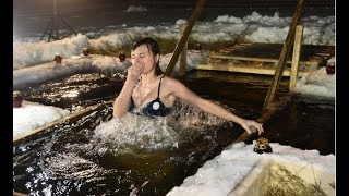 Купание на Крещение в проруби 2020  Крещенские купания 19.01.2020