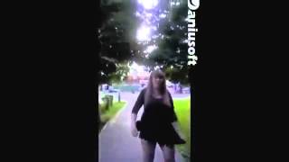 Пьяная девица задирает юбку! Во дает девка!!! without panties ;)