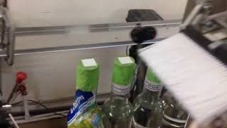 Нанесение этикеток на горлышко бутылки