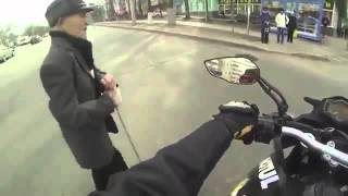 Байкер помог старику