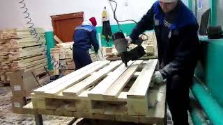 Производство деревянных поддонов (паллет). Ручная сборка пневмопистолетами.