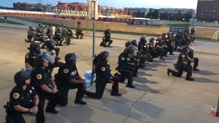 Polițiștii americani au îngenuncheat în fața protestatarilor