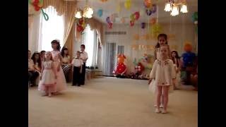 Танец с малышами на выпускном в детском саду