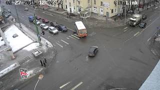 Женщина попала под автобус