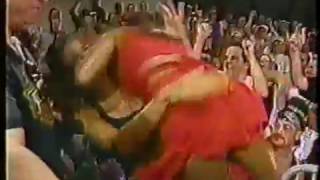 ECW Beulah vs Francine (Guardrail CatFight 1995)