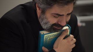 Polat Alemdar Nazife Anne'nin arkasından Kur'an okuyor...