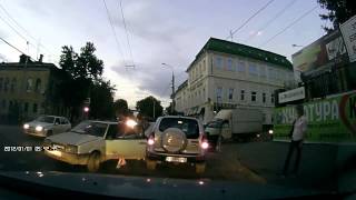В Самаре водители вышли из авто и подрались. Водников / Комсомольская