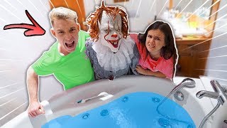 AHOGAMOS AL PAYASO MASTER EN LA BAÑERA !! *nos cuenta la verdad* Exi