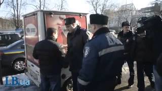 Гаишники зачищают путь для кортежа Януковича