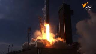 Грузовой космический корабль SpaceX Dragon пристыковывается к МКС для пополнения запасов