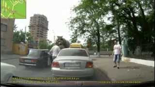 Пешеход наказал водителя за мусор Авто приколы