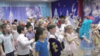 Игра на ускорение «Лепим, лепим ком большой». Ведущая - Юданова Ангелина. Мы танцуем, мы играем.