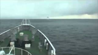 Terremoto en Japón - Barco maniobra sobre ondas del tsunami de Japón 