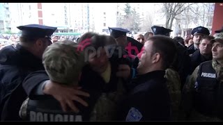 Intervencija specijalne policije na biralištu u Mostaru