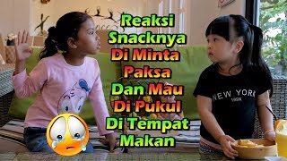 Sini Bagi Makananmu... Kalo Gak, Kupukul Kamu Sekarang!