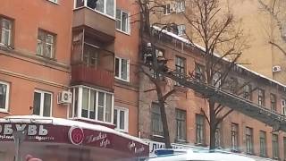 Спасатели снимают беднягу с водосточной трубы в Воронеже