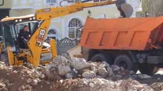 Экскаватор-погрузчик JCB 4CX Super грузит самосвал КАМАЗ - аренда в Калининграде