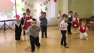 Красивый вход на утреннике 8 Марта в детском саду