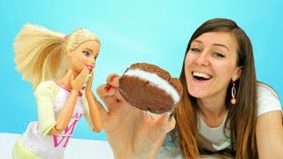Barbie hace las galletas de chocolate. Cocina para niños.