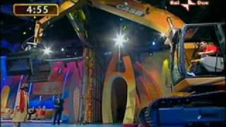 Strip Tease - Show de TV com a Escavadeira Hidráulica