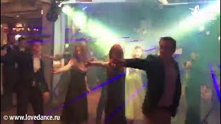 СЮРПРИЗ НА СВАДЬБЕ: танец друзей и молодоженов!