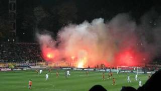 Горит файер на трибуне в матче Динамо - Шахтер 26.10.2011