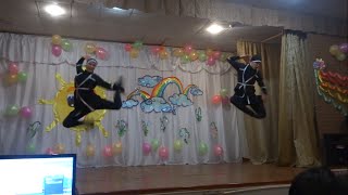 Русские школьники танцуют лезгинку