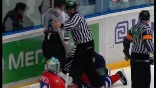 Sandis Ozoliņš izkaujas ar Martinu Štrbaku / Hockey Fight