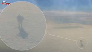 Пассажир самолета  заснял человека, гуляющего по облакам...