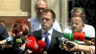 Këshilltarët e majtë: Basha të hapë dyert e sallës së bashkisë!