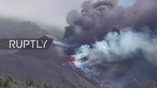 Spain: Lava and thick black smoke continue to erupt from La Palma volcano