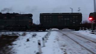 Железнодорожный переезд без шлагбаума. 2ТЭ116К-577 с хопперами