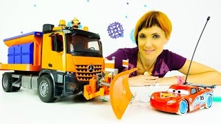 Играем в машинки. Видео для детей. Веселая Школа.