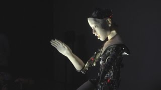 機械人間、滑らかな動き 生命らしさを表現