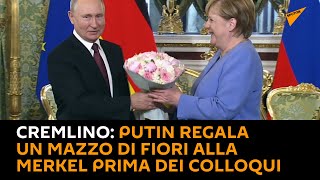 #Cremlino: Putin regala un mazzo di fiori alla Merkel prima dei colloqui