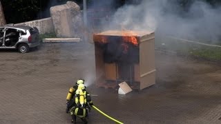 Showübung Küchenbrand beim Tag der offenen Tür der Feuerwehr Köln