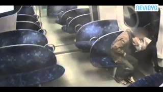 Genç kızı metroda soyup taciz ettiler!
