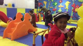 Victoria play with her dad