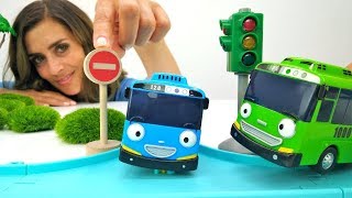 Spiel mit Tayo Toys. Mach Salat aus Playdoh.